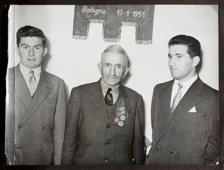 Sede bolognese del Partito Socialista Italiano (?), Alcide Cervi in visita, in posa per una foto ricordo con due ospiti